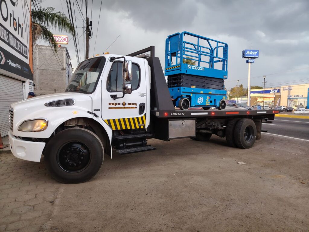 Una plataforma de elevacion azul sobre un camion