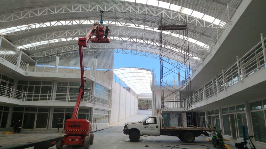 Una plataforma de elevacion LGMG de brazo roja