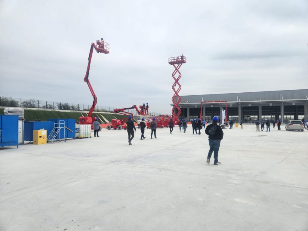 Plataformas de elevación rojas en un almacén amplio