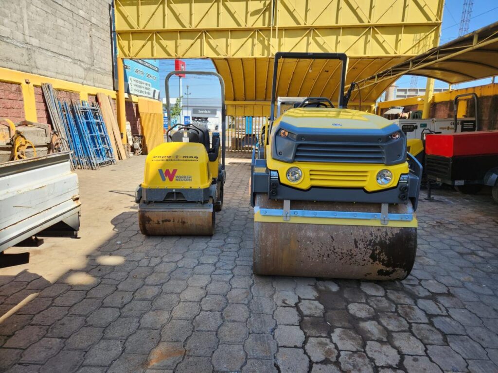 Dos aplanadoras maquinaria semipesada