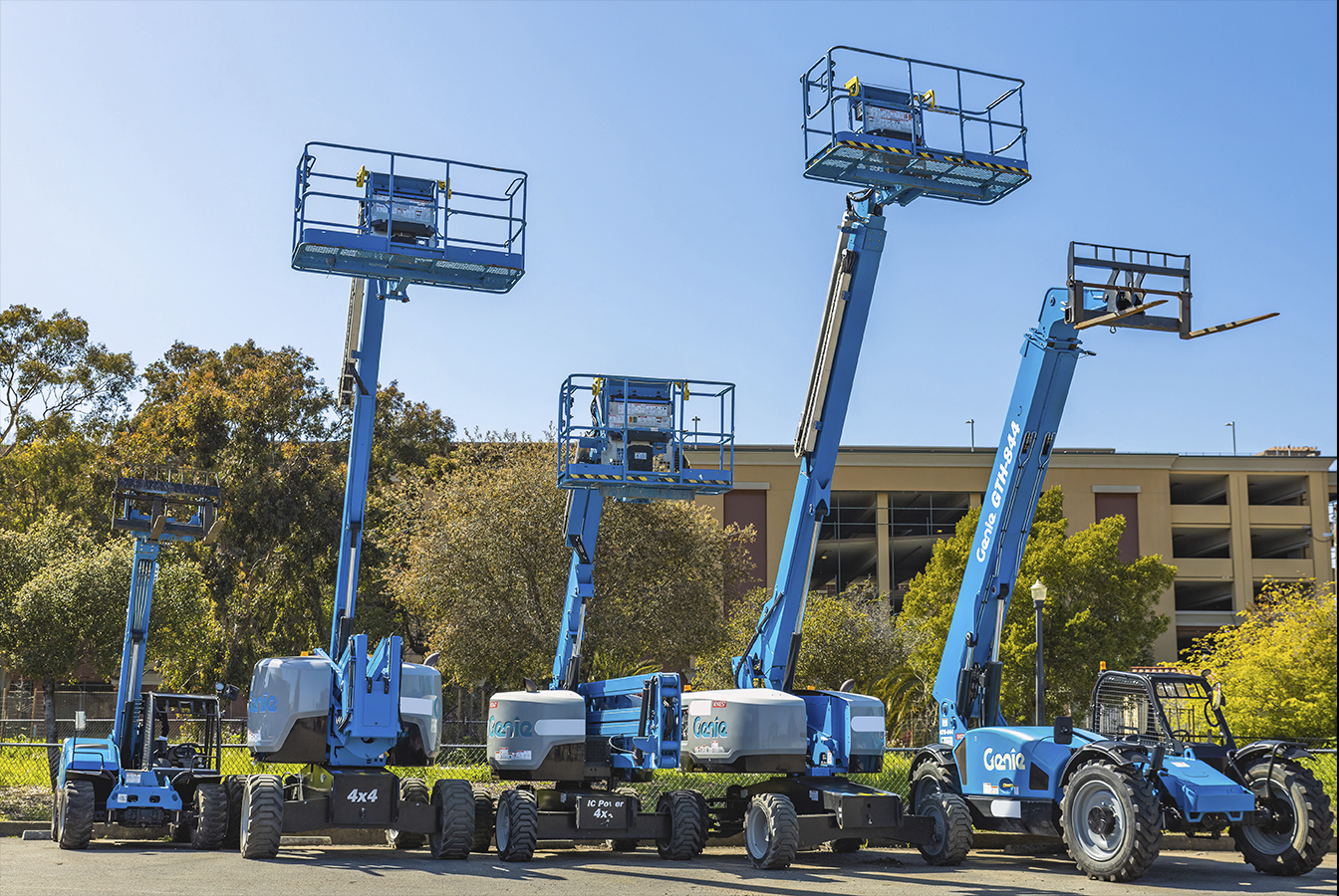 Plataformas de elevación azules Sinoboom 5 plataformas de elevación azules en un campo abierto